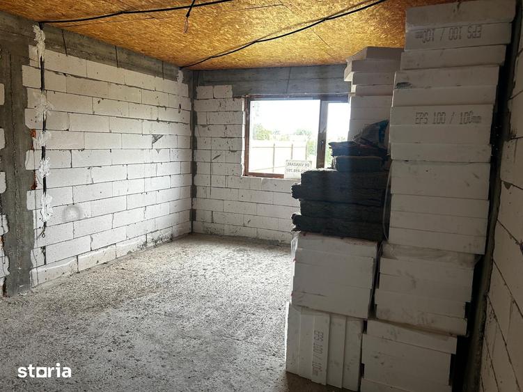 Casă cu 4 camere cu Teren 2000 Mp în Vădeni