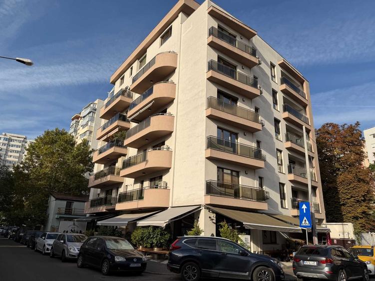 Apartament cu 3 camere decomandat, mobilat în Victoriei