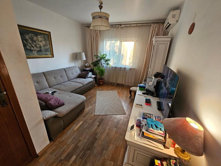 Apartament cu 3 camere decomandat în Nerva Traian