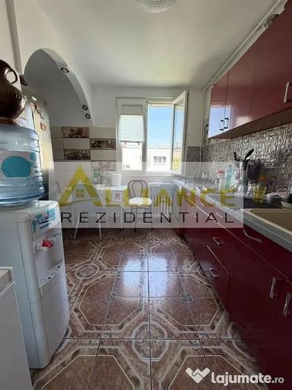 Apartament cu 4 camere decomandat în Titan