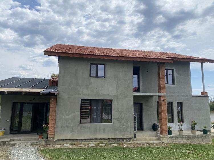 Casă cu 4 camere în Turcești