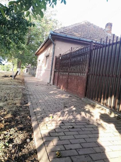 Casă cu 4 camere cu Teren 1300 Mp în Central