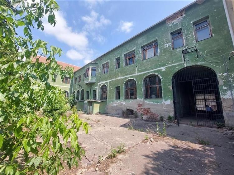 Casă individuală cu 20 camere cu Canalizare în Ultracentral