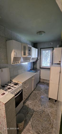 De vanzare apartament cu 3 camere etaj 1 - 6