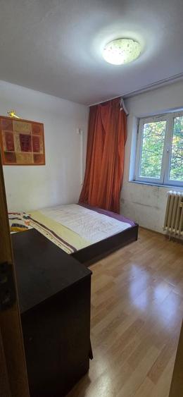 Apartament cu 3 camere semidecomandat în P-ța Reșița