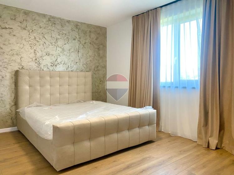 Apartament cu 4 camere decomandat, mobilat în Central