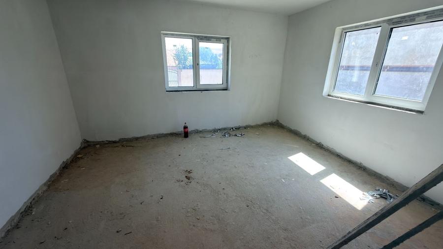Casă cu 7 camere cu Teren 380 Mp în Poplaca