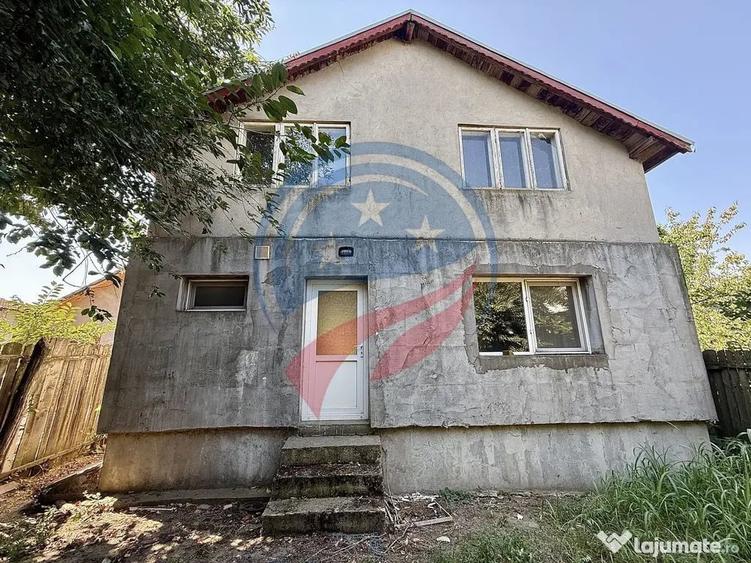 Casă cu 4 camere cu Teren 680 Mp în Central