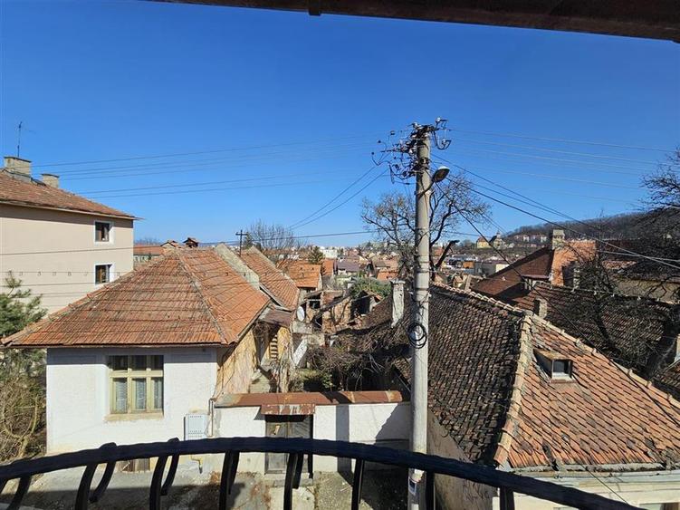 Casă individuală cu 8 camere cu Teren 60 Mp în Brașovul Vechi
