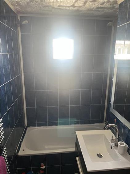 Apartament cu 3 camere semidecomandat, mobilat în Tei