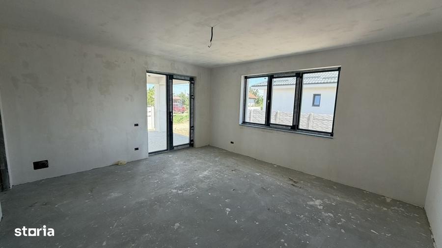 Casă cu 4 camere cu Teren 400 Mp în Domnești