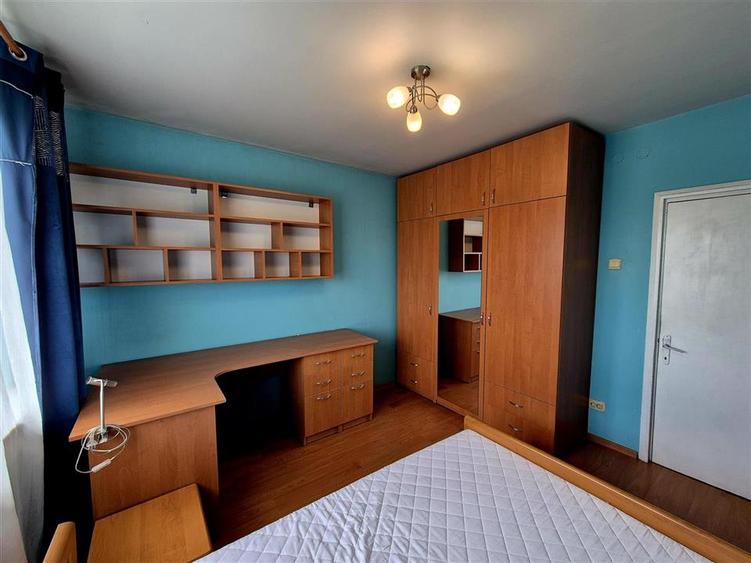 Apartament cu 3 camere semidecomandat în Tătărași