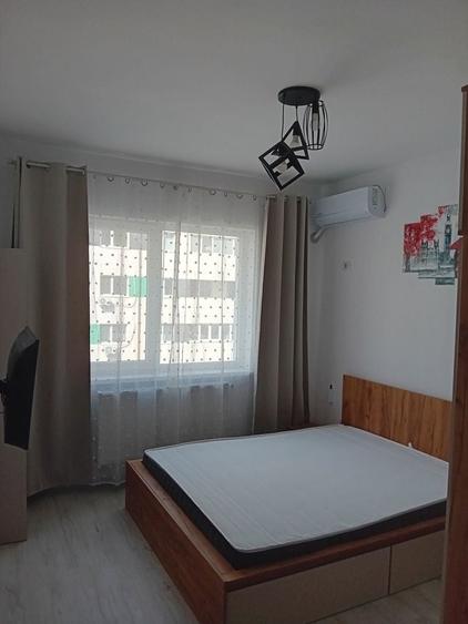 Garsonieră decomandată în Roșu