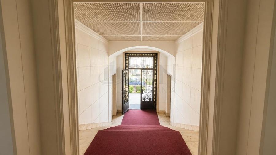 Casă individuală cu 50 camere cu Piscina în P-ța Romană