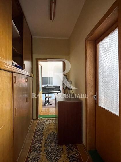 Apartament cu 3 camere semidecomandat, mobilat în Central