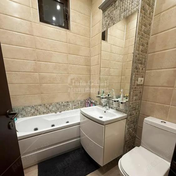 Apartament cu 6 camere decomandat în Faleză