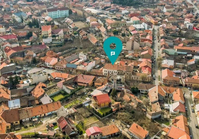 Casă individuală cu 9 camere cu Canalizare în Central
