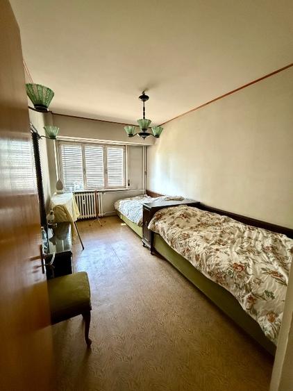 Apartament cu 4 camere semidecomandat, mobilat în Banu Manta