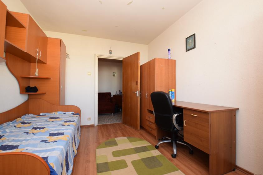 Apartament cu 3 camere decomandat în Dristor