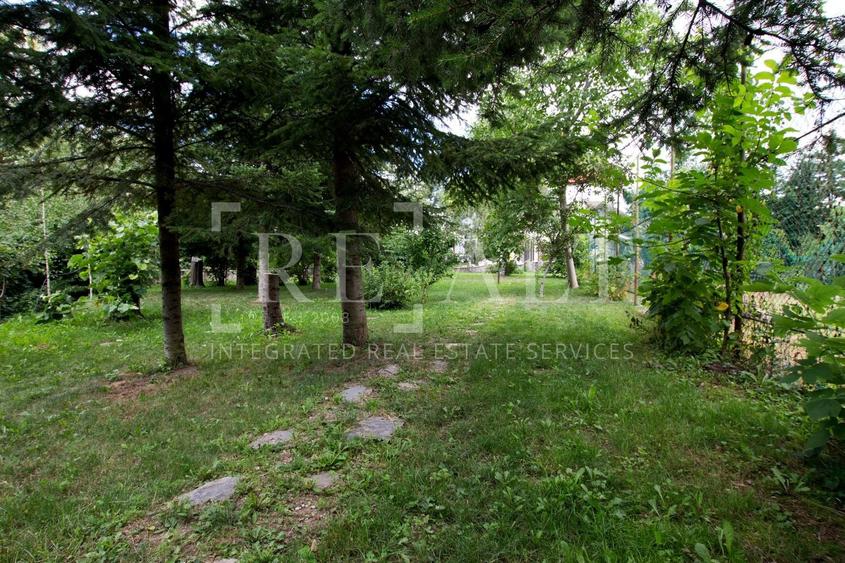 Casă individuală cu 10 camere cu Canalizare în Central