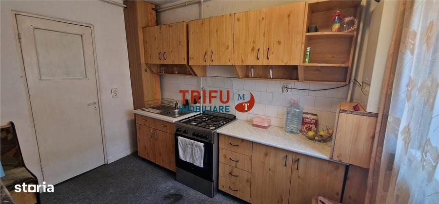Apartament cu 3 camere semidecomandat în Cetate