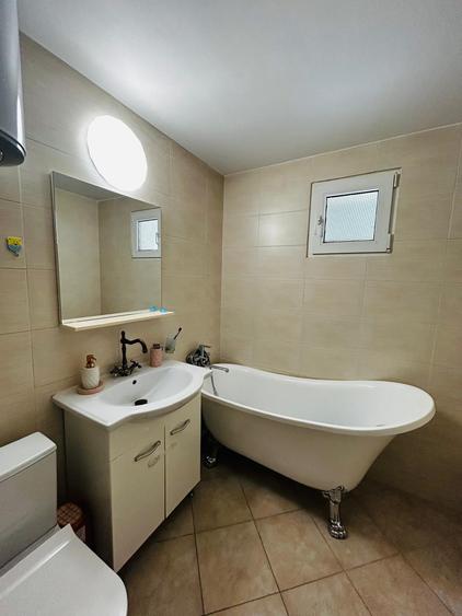Apartament cu 4 camere semidecomandat, mobilat în Apărătorii Patriei