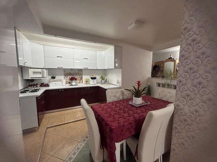 Apartament cu 4 camere decomandat în Central