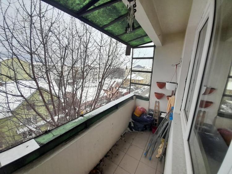 Apartament cu 3 camere decomandat, mobilat în Calea Moldovei