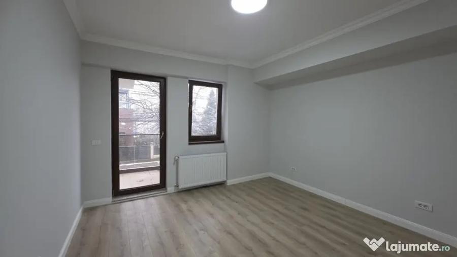 Apartament cu 3 camere semidecomandat în Dămăroaia