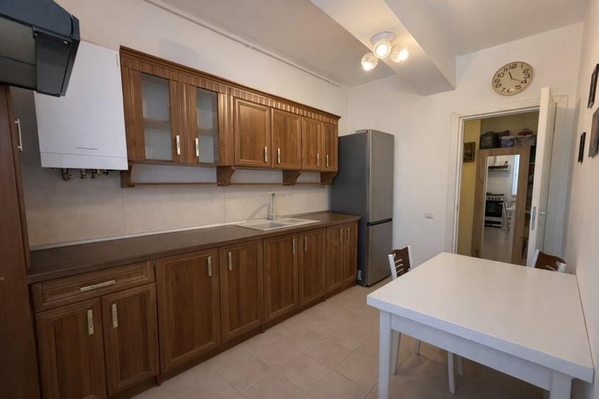 Apartament cu 3 camere semidecomandat în Iancului