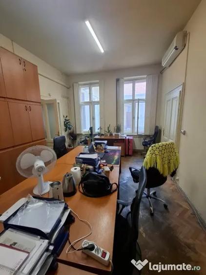Apartament cu 4 camere semidecomandat în Central