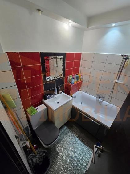 Apartament cu 3 camere semidecomandat, mobilat în Dacia