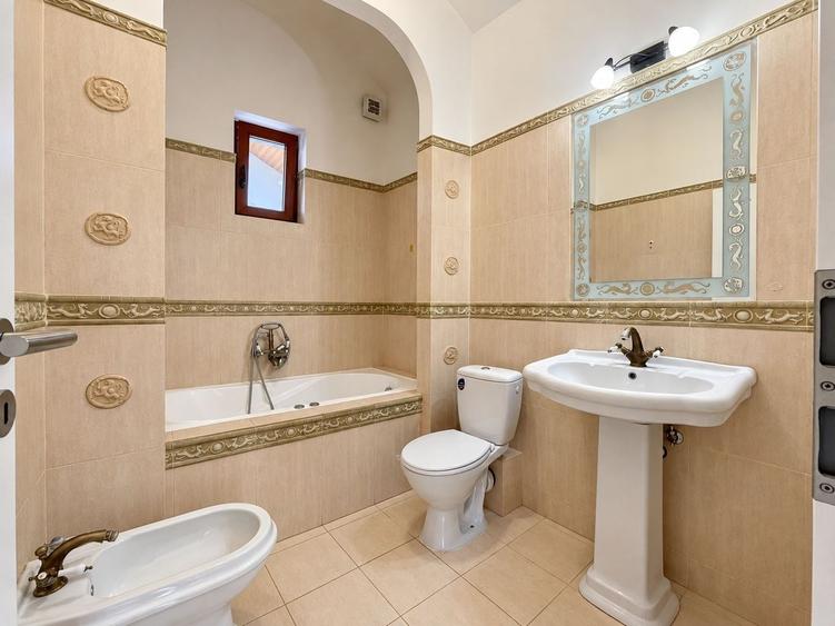 Casă individuală cu 5 camere cu Canalizare în Dumbrăvița