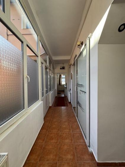 Apartament cu 3 camere semidecomandat, mobilat în Central