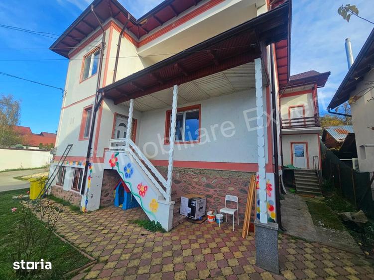 Casă cu 8 camere cu Teren 1500 Mp în Central