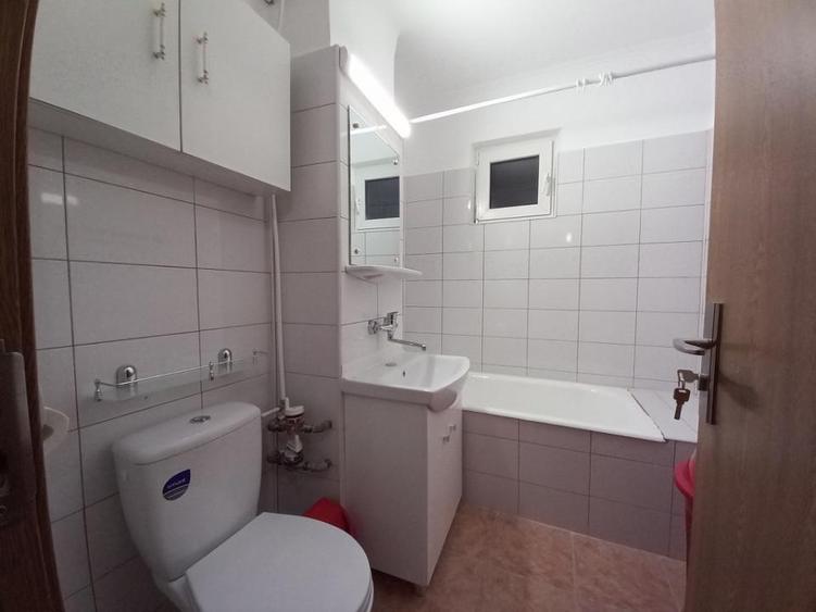 Apartament cu 3 camere decomandat, mobilat în P-ța Mihai Viteazu