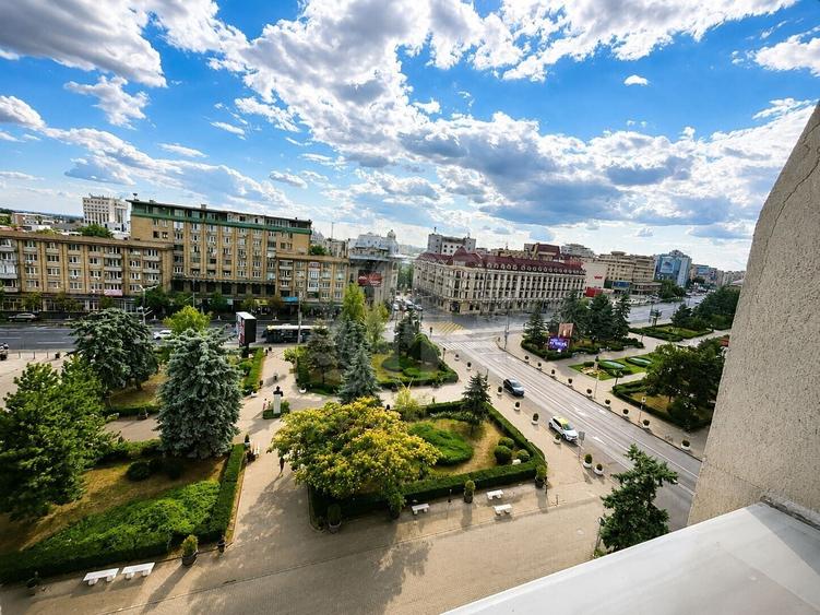 Apartament cu 3 camere semidecomandat, mobilat în Central
