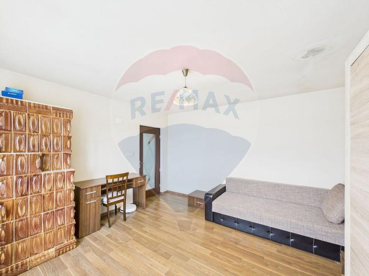 Casă cu 5 camere cu Teren 343 Mp în Central