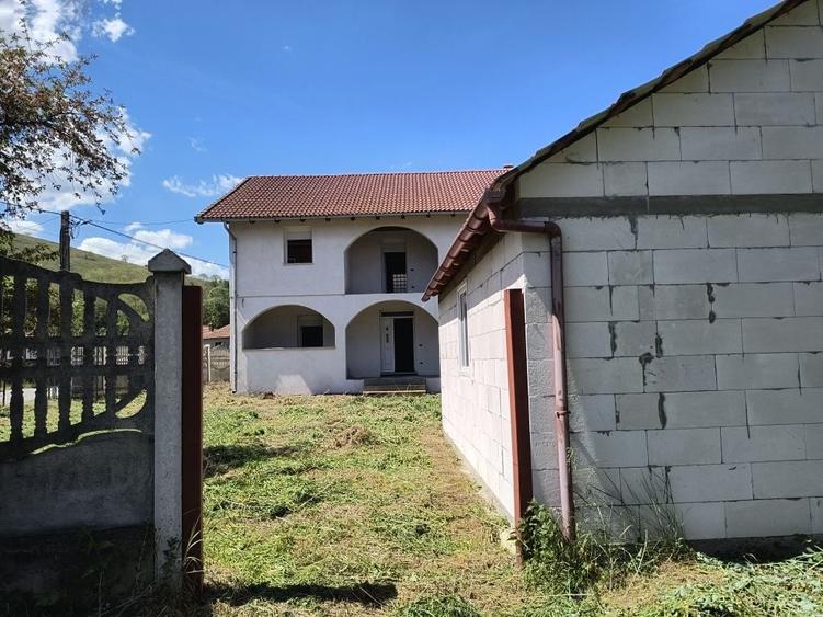 Casă cu 4 camere în Pui