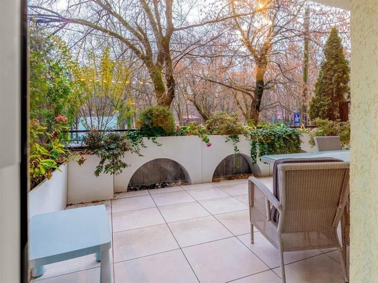 Apartament cu 5 camere decomandat, mobilat în Nordului