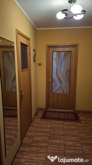 Apartament cu 4 camere decomandat în 1 Decembrie