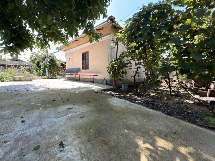 Casă individuală cu 4 camere cu Canalizare în Leu