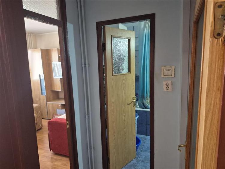 Apartament cu 3 camere semidecomandat în Pantelimon