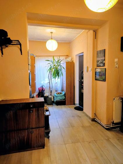 Apartament cu 3 camere decomandat în Schei
