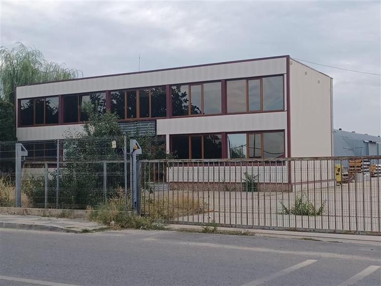 Spațiu industrial, de 1,500 mp, în Central