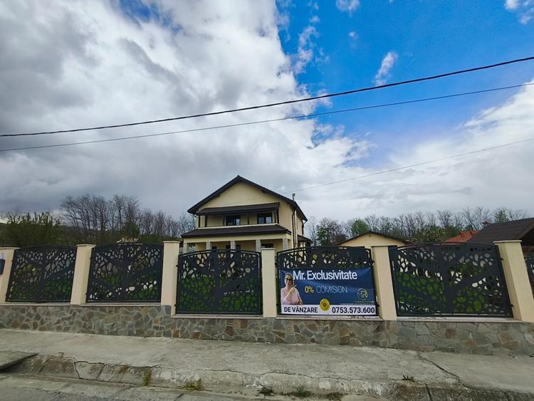 Casă individuală cu 5 camere cu Garaj în Crasna