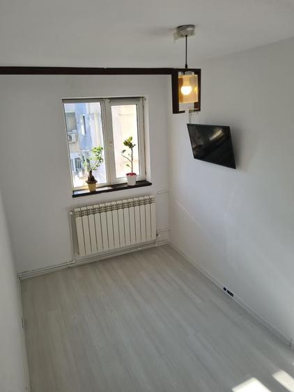 Apartament cu 4 camere semidecomandat în Carrefour