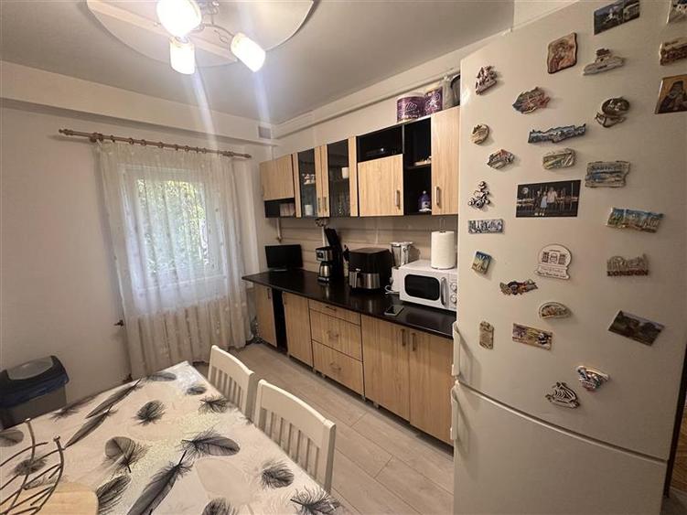 Apartament cu 3 camere semidecomandat în Lipovei