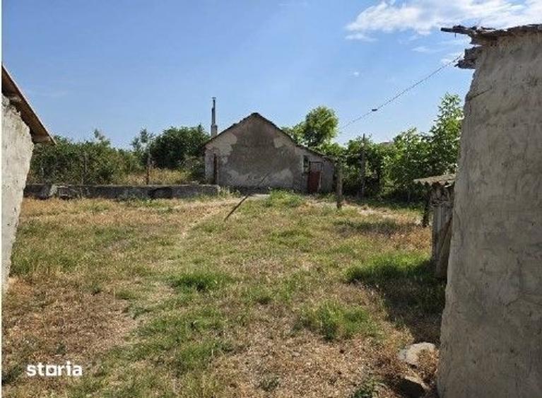 Casă cu 2 camere cu Teren 1722 Mp în Corbu