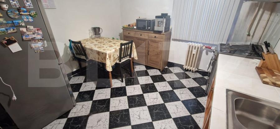 Apartament cu 3 camere semidecomandat, mobilat în Rovine